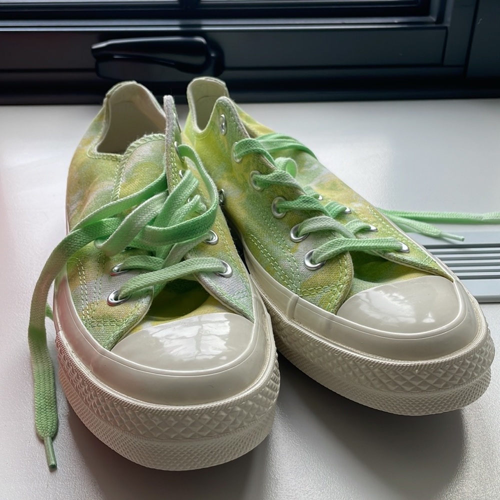 NWT Converse Chuck Taylor Tie dye sneakers. US 8 Women.